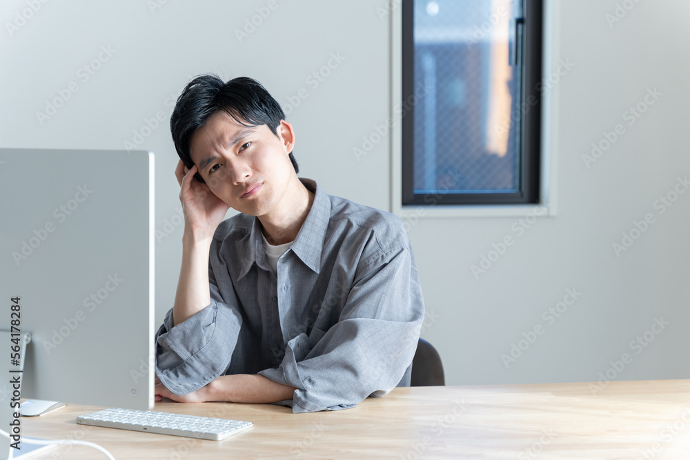 Poster パソコンで仕事する若い男性