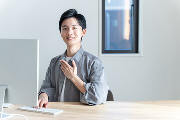 パソコンで仕事する若い男性