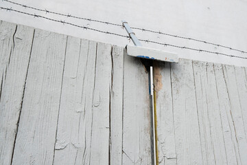 Alte Bretterwand mit Stacheldraht