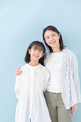 親子・家族・2人・ブルーバック