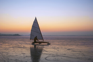 Fototapeta premium Eissegeln auf dem zugefrorenen Dümmer See in Niedersachsen