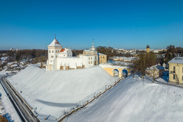 Obraz premium aerial panoramic view promenade overlooking the old city and historic buildings of medieval castle near wide river