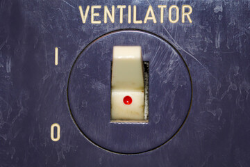 Ein Schalter für einen Ventilator um ihn ein und aus schalten zu können.
