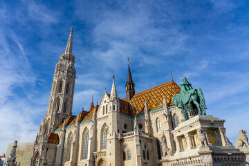 Fototapeta na wymiar Beautiful Matyas templom Matthias church in Buda castle Budapest with blue sky