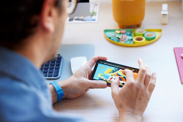 Crop designer browsing picture on smartphone