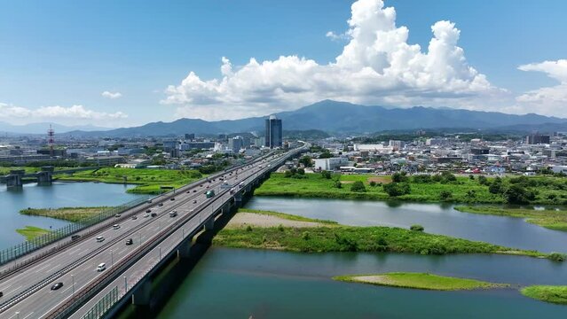 都市と橋　空撮　前進