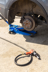 Hydraulic car jack lift the new car for change the tyre.