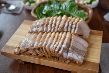제주도에서 맛볼 수 있는 돼지고기로 만든 수육. 보쌈 삶은 돼지고기