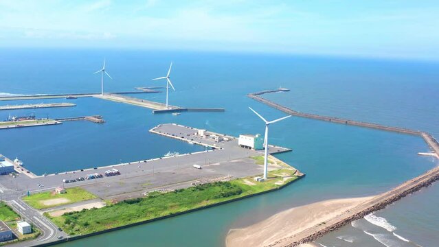 風力発電のある波崎港と波崎海水浴場（茨城県神栖市）