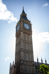 Fototapeta na wymiar 런던의 상징물 빅벤 시계탑, 푸른 하늘과 함께 어울어진 흰 구름