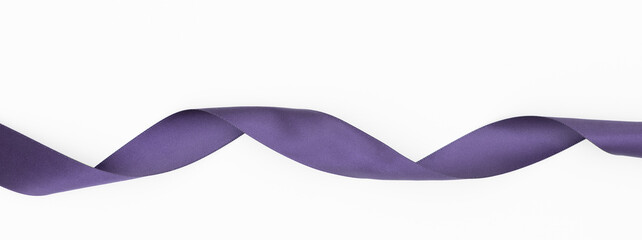 Ruban de satin pour paquet cadeau de couleur violet, isolé sur du fond blanc. Arrière-plan avec un ruban en torsade sur fond blanc.	