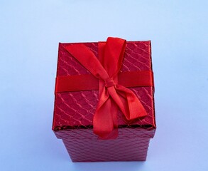 Eine rote Geschenkbox mit roter Schleife