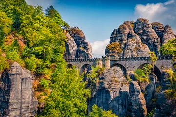 Voilages Le pont de la Bastei Lots of tourists on the top of cliff in Saxon Switzerland National Park. Sunny morning view of Bastei bridge, Germany, Saxony, Europe. Traveling concept background.