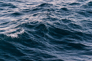 imagen de una ola del mar, formas efímeras que crea el agua del mar con sus movimientos