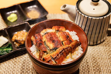 温かくて美味しそうな鰻とご飯