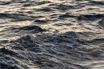 imagen detalle de las formas efímeras que crean las olas del mar