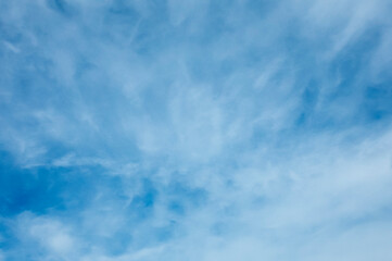 Obraz premium 푸른하늘에 휘날린 구름