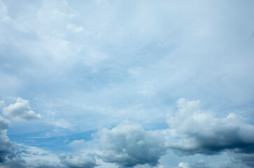 파란 하늘과 비 구름이 어울어진 풍경