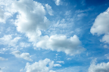 Fototapeta premium 시원하게 펼쳐진 아름다운 구름과 파란 하늘