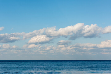Fototapeta na wymiar 짙은 파란색의 바다와 아름답게 펼쳐진 구름