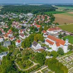 Ausblick auf Oberelchingen und seine Klosteranlage oberhalb des Donautals