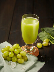 청포도와 케일로 만든 신선한 과일 주스