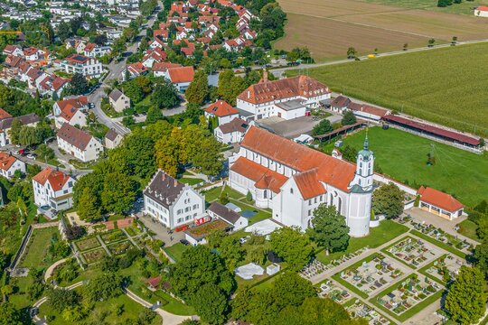 Ausblick auf die Klosteranlage von Oberelchingen in Schwaben