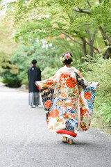 Fototapeta na wymiar 日本の伝統的な着物を着ている夫婦