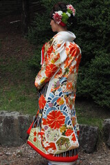 日本の伝統的な着物を着ている女性