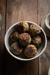 plat de boulettes végétales fait maison aux lentilles vertes soja cumin persil et oignon avec sauce au yaourt