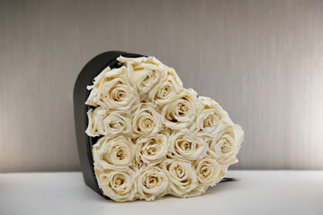 Eine Herzschachtel gefüllt mit vielen weißen Rosen. Motiv für den Valentinstag.