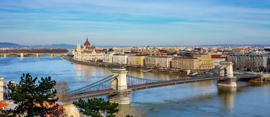 Photo sur Plexiglas Széchenyi lánchíd Panoramic photo about Danube river bank in Budapest Hungary with parliament and chain szechenyi bridge