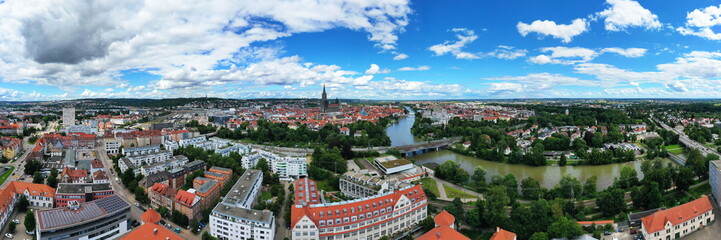 Fototapeta na wymiar Luftbild von Ulm an der Donau mit Blick auf das Ulmer Münster. Ulm,Tübingen,Baden-Württemberg, Deutschland.