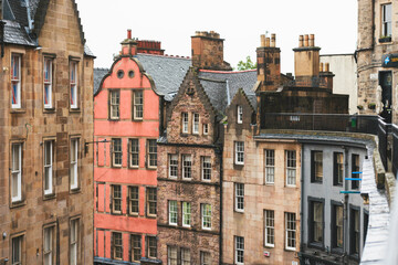 Fototapeta na wymiar Charm of Edinburgh is captured in this street photography on a rainy day. The city's historic architecture, colorful umbrellas, and locals going about their day make for a perfect Scotland's capital