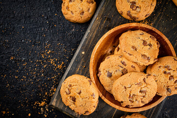 Cookies with milk chocolate on a cutting board. 