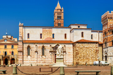 Kathedrale Sankt Lorenzo in Grosseto von der Piazza Dante her gesehen - obrazy, fototapety, plakaty