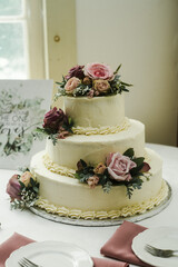 Obraz na płótnie Canvas wedding cake with roses