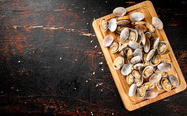 Vongole on a wooden cutting board. 