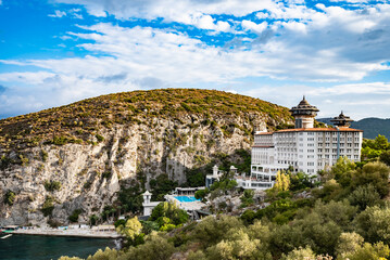 Naklejka premium View across rocky cove rugged cliffs of Pamukkale