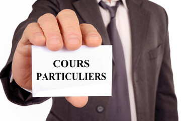 Homme tenant une carte sur laquelle est &eacute;crit cours particuliers
