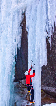 Coraggioso alpinista su cascata di ghiaccio in VDA. Valle d'Aosta, Italia