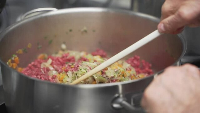 preparazione del ragu di carne