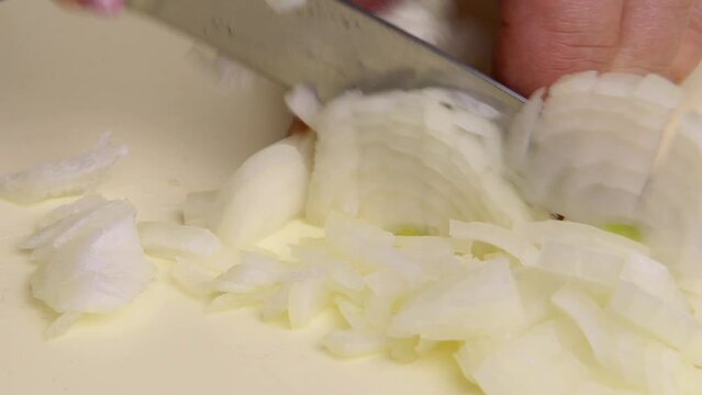 Finely chop the onion and parsley with a kitchen knife