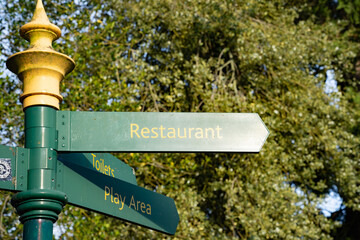 sign arrow to restaurant