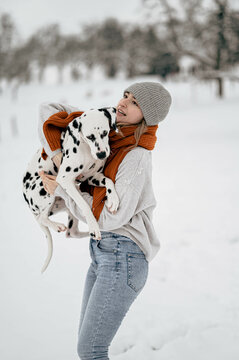 frau mit Hund (Dalmatiner) im Schnee
