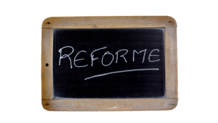 le mot réforme écrit en français sur une ardoise