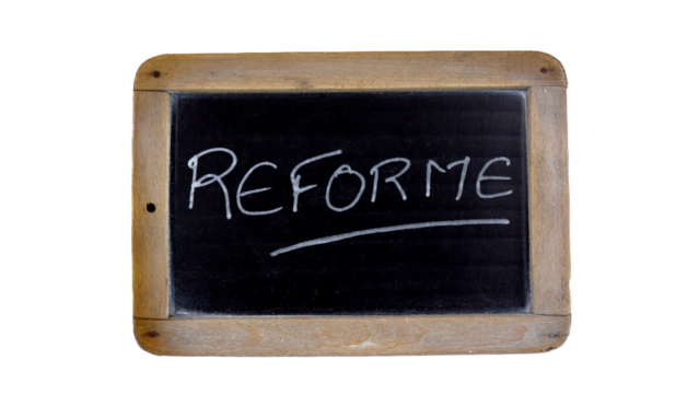 le mot réforme écrit en français sur une ardoise
