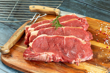 faux-filet de boeuf cru en gros plan sur une planche à découper