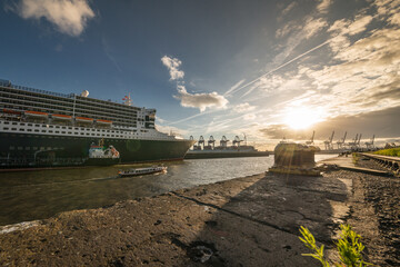 Kreuzfahrtschiff im Hafen
