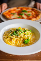 スパゲッティ_ クリームソース背景にピザ